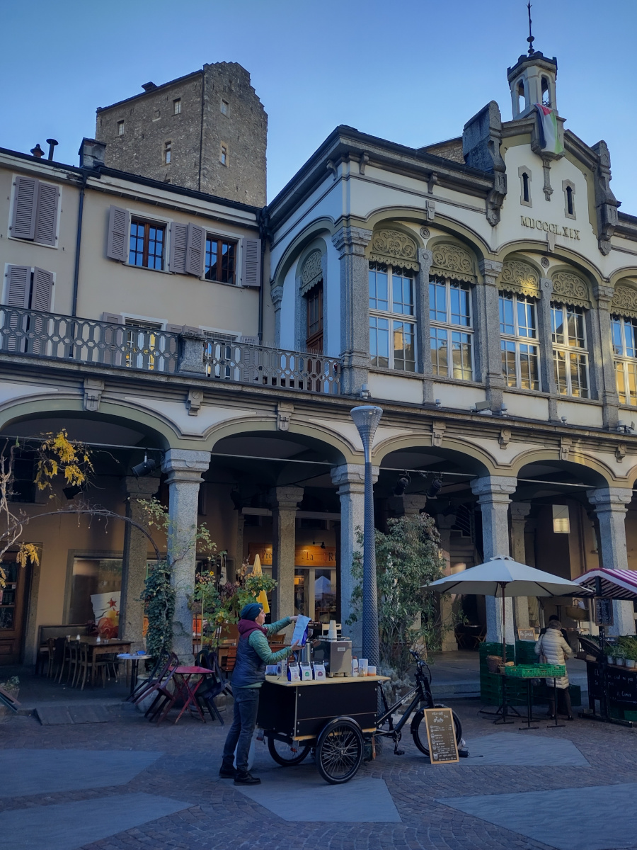 Le vélo-café devant la Grenette à Sion